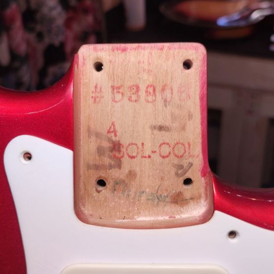 Fender Limited Edition AVRI '57 Stratocaster Candy Apple Red 2011 USA элетрогитара
