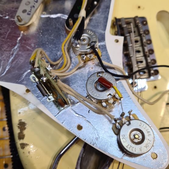 Fender Custom Shop Stratocaster 1969 Heavy Relic Aged Vintage White 2013 USA электрогитара
