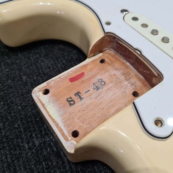 Fender Stratocaster ST-43 Vintage White 2004 Japan электрогитара