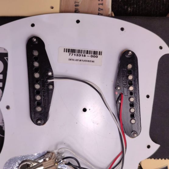 Fender American Performer Mustang Vintage White 2018 USA электрогитара
