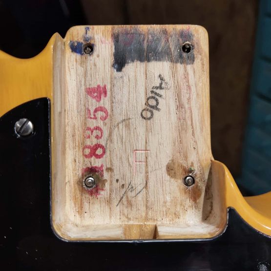 Fender AVRI '52 Telecaster Butterscotch w/Mastery Bridge 2008 USA электрогитара