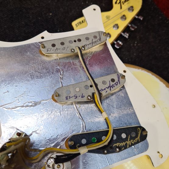 Fender Custom Shop Stratocaster 1969 Heavy Relic Aged Vintage White 2013 USA электрогитара