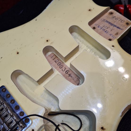Fender Custom Shop Stratocaster 1969 Heavy Relic Aged Vintage White 2013 USA электрогитара