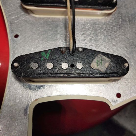 Fender AVRI '62 Stratocaster Candy Apple Red 1999 USA электрогитара