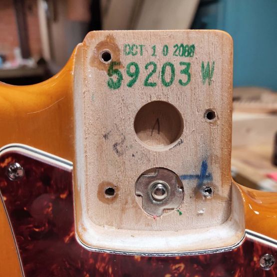 Fender American Deluxe Stratocaster HSS Amber 2008 USA электрогитара