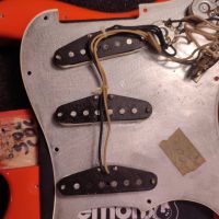 Fender AVRI '62 Stratocaster Fiesta Red 1995 USA электрогитара