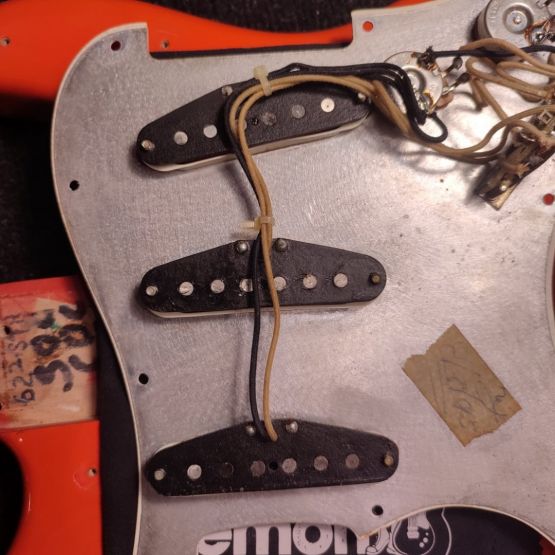 Fender AVRI '62 Stratocaster Fiesta Red 1995 USA электрогитара