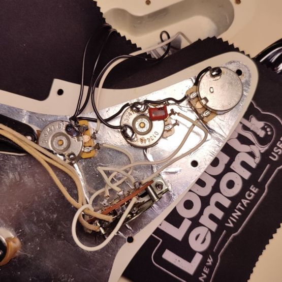 Fender American Standard Stratocaster Olympic White 2008 USA электрогитара