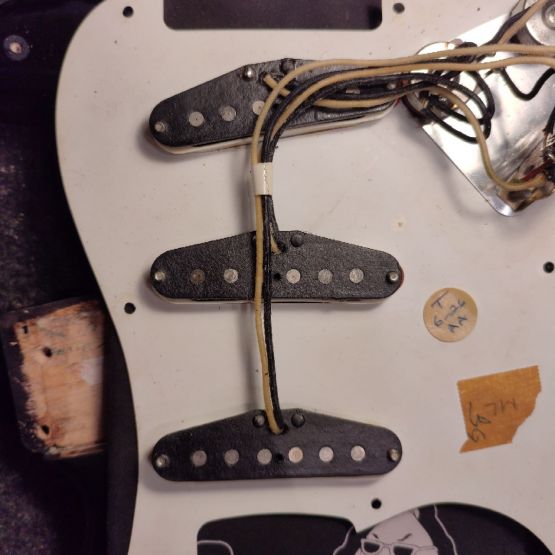 Fender AVRI '57 Stratocaster Black 1993 USA электрогитара