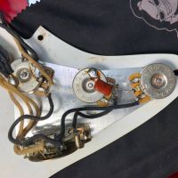 Fender AVRI '57 Stratocaster Candy Apple Red 1998 USA электрогитара