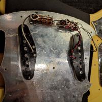 Fender MG69-65 Mustang Yellow White 1999 Japan электрогитара