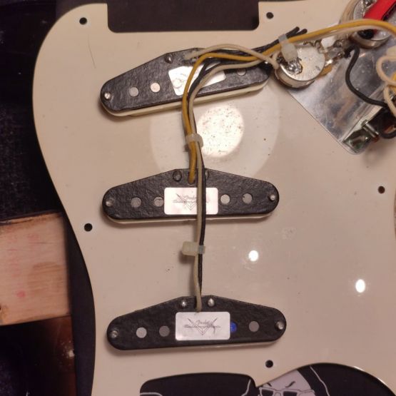 Fender AVRI '57 Stratocaster Sunburst 2006 электрогитара