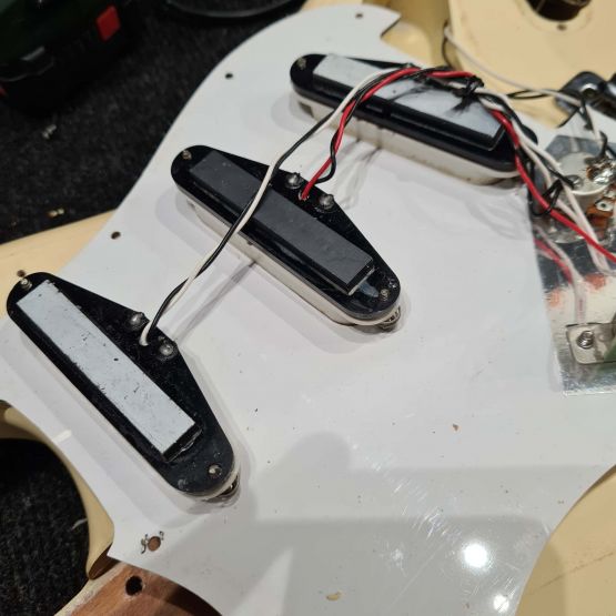 Fender Stratocaster ST-43 Vintage White 2004 Japan электрогитара