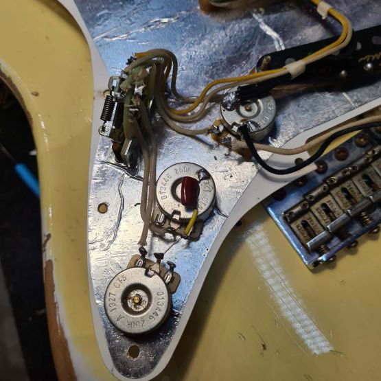 Fender Custom Shop Stratocaster 1969 Heavy Relic Aged Vintage White 2013 USA электрогитара