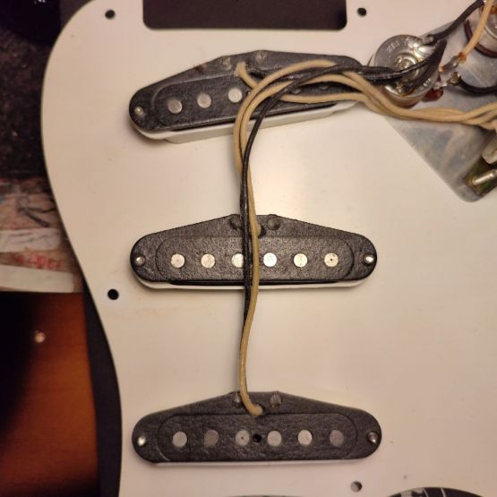Fender AVRI '57 Stratocaster Two-сolor Sunburst 1997 USA электрогитара