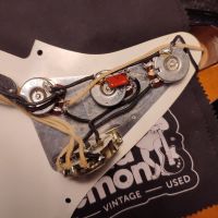 Fender AVRI '57 Stratocaster Two-сolor Sunburst 1997 USA электрогитара