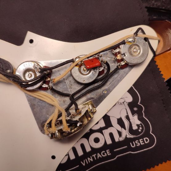 Fender AVRI '57 Stratocaster Two-сolor Sunburst 1997 USA электрогитара
