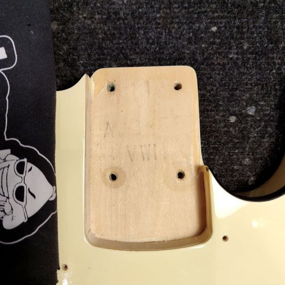Fender AJB Aerodyne Jazz Bass Fretless Vintage White 2007 Japan безладовая бас-гитара
