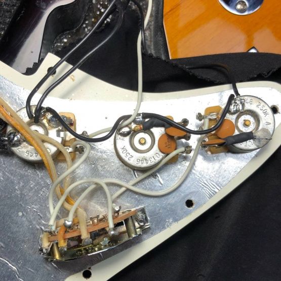 Fender American Special Stratocaster 2-Color Sunburst 2010 USA электрогитара