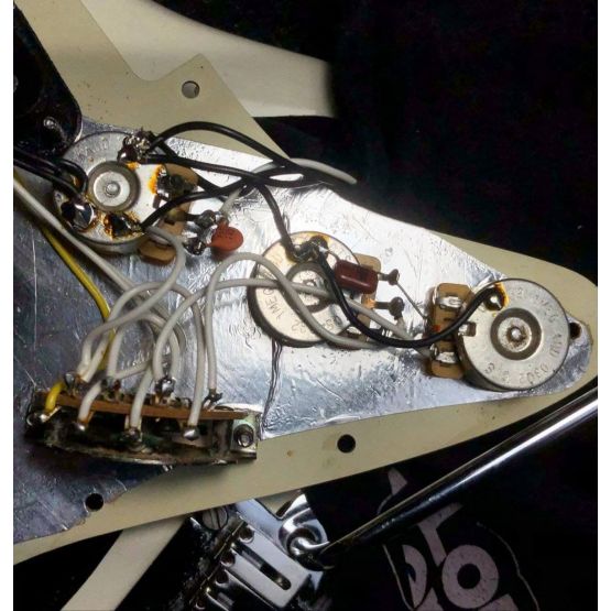 Fender American Deluxe Stratocaster Olympic White 2003 USA w/ Lacquer Refinish электрогитара