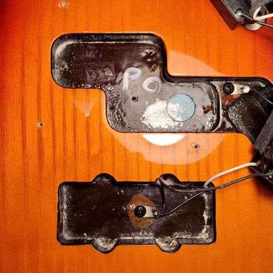Fender American Deluxe Precision Bass 3-Color Sunburst 1998 USA бас-гитара