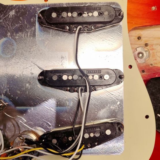 Fender American Deluxe Stratocaster Aged Cherry Burst 2003 USA электрогитара