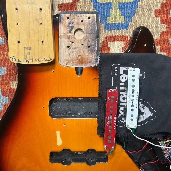 Fender American Deluxe Jazz Bass V Fretless 3-Color Sunburst 1996 USA безладовая бас-гитара