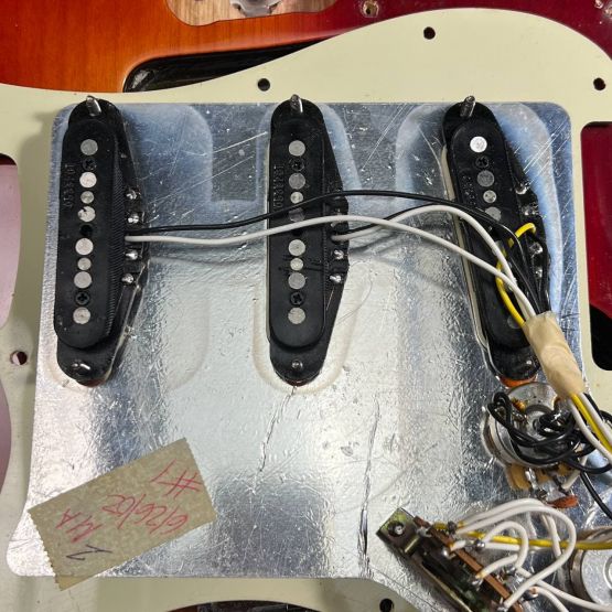 Fender American Deluxe Stratocaster Aged Cherry Burst 2002 USA электрогитара