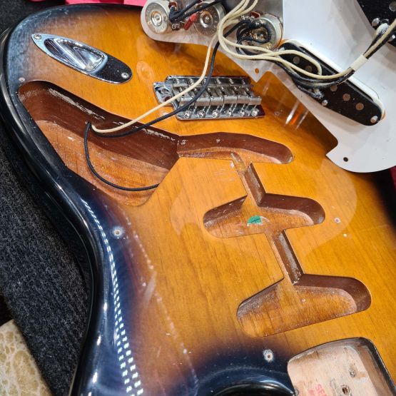 Fender AVRI '57 Stratocaster 50th Anniversary Sunburst 1996 USA электрогитара