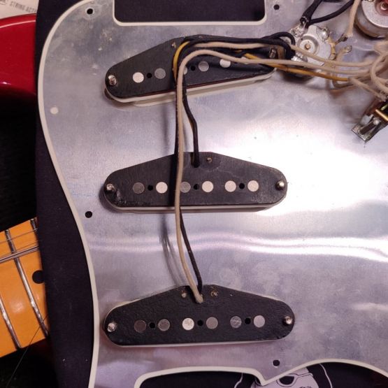 Fender Limited Edition AVRI '57 Stratocaster Candy Apple Red 2011 USA элетрогитара