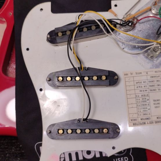 Fender Squier Series Standard Stratocaster Torino Red 1997 Mexico электрогитара