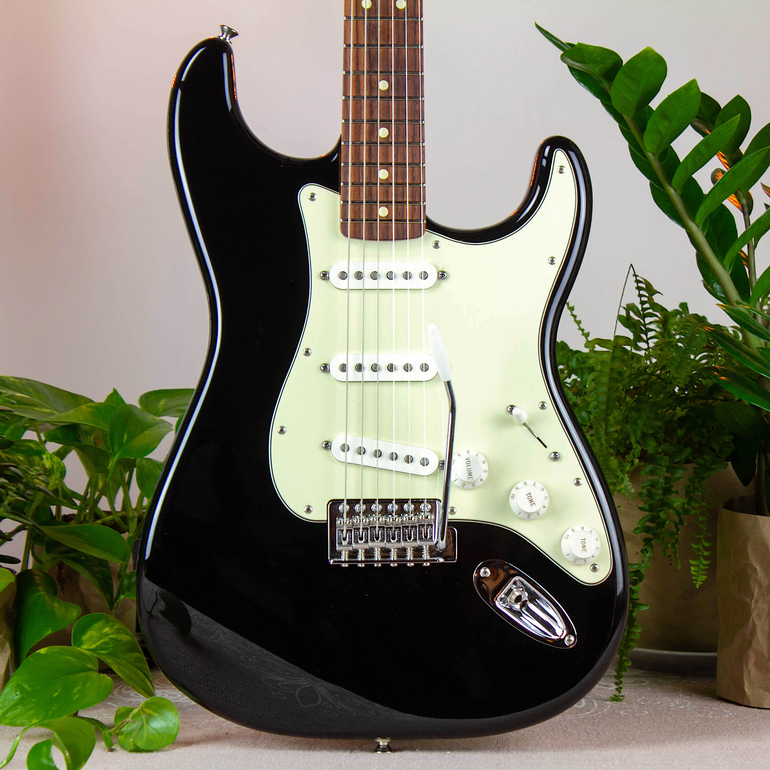 Электрогитара Fender Stratocaster Mexico. Звукосниматели Fender Stratocaster Mexico. Звукосниматели Fender Stratocaster Standard. Black Stratocaster.