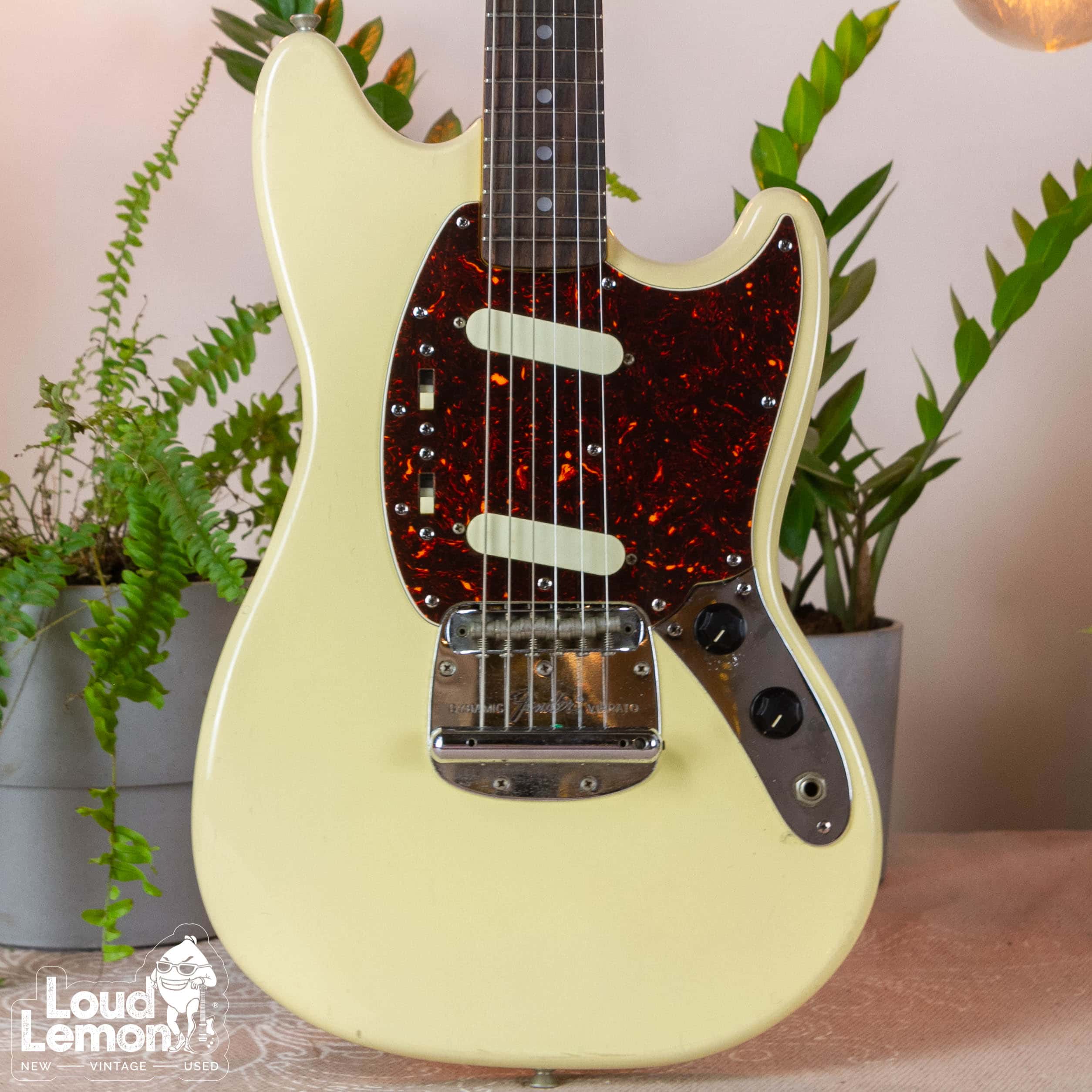 Fender Mustang MG69 Vintage White 1984 Japan электрогитара 