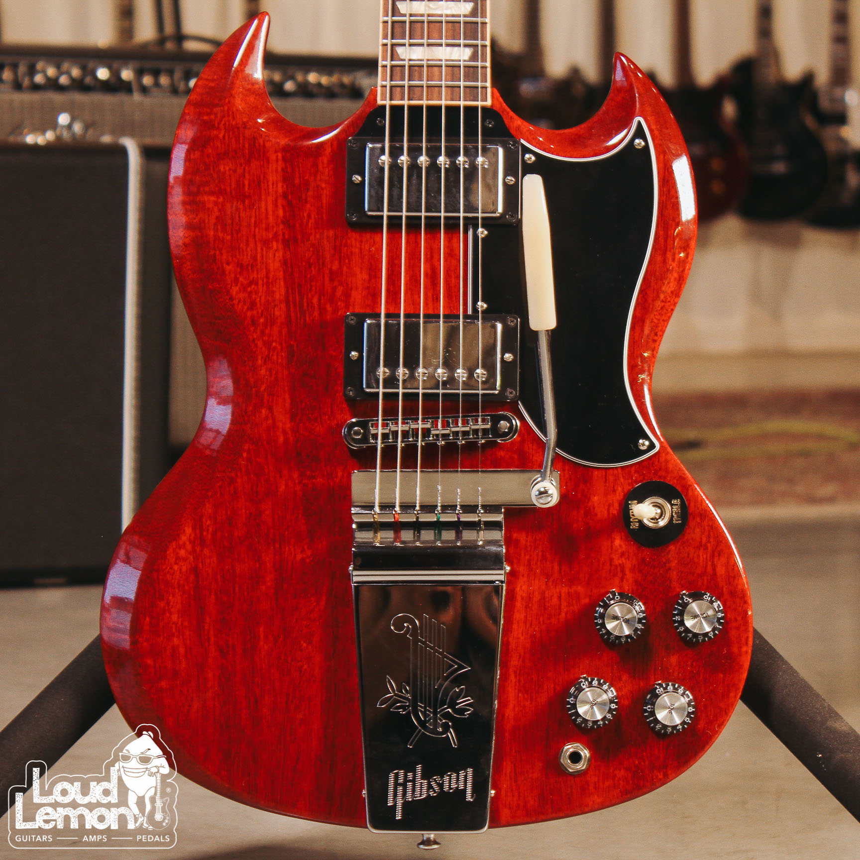 Loud guitar. Gibson SG Vibrola. Gibson SG 61. Gibson SG Original. Гитары формы SG.